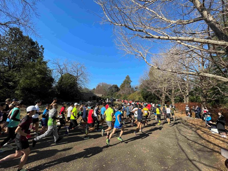 国営昭和記念公園のスタート地点。公認審判員が進行を管理する