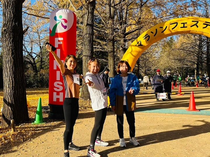 フィニッシュゲート前で笑顔の参加者