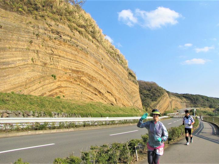 伊豆大島の地層大切断面沿いを走る